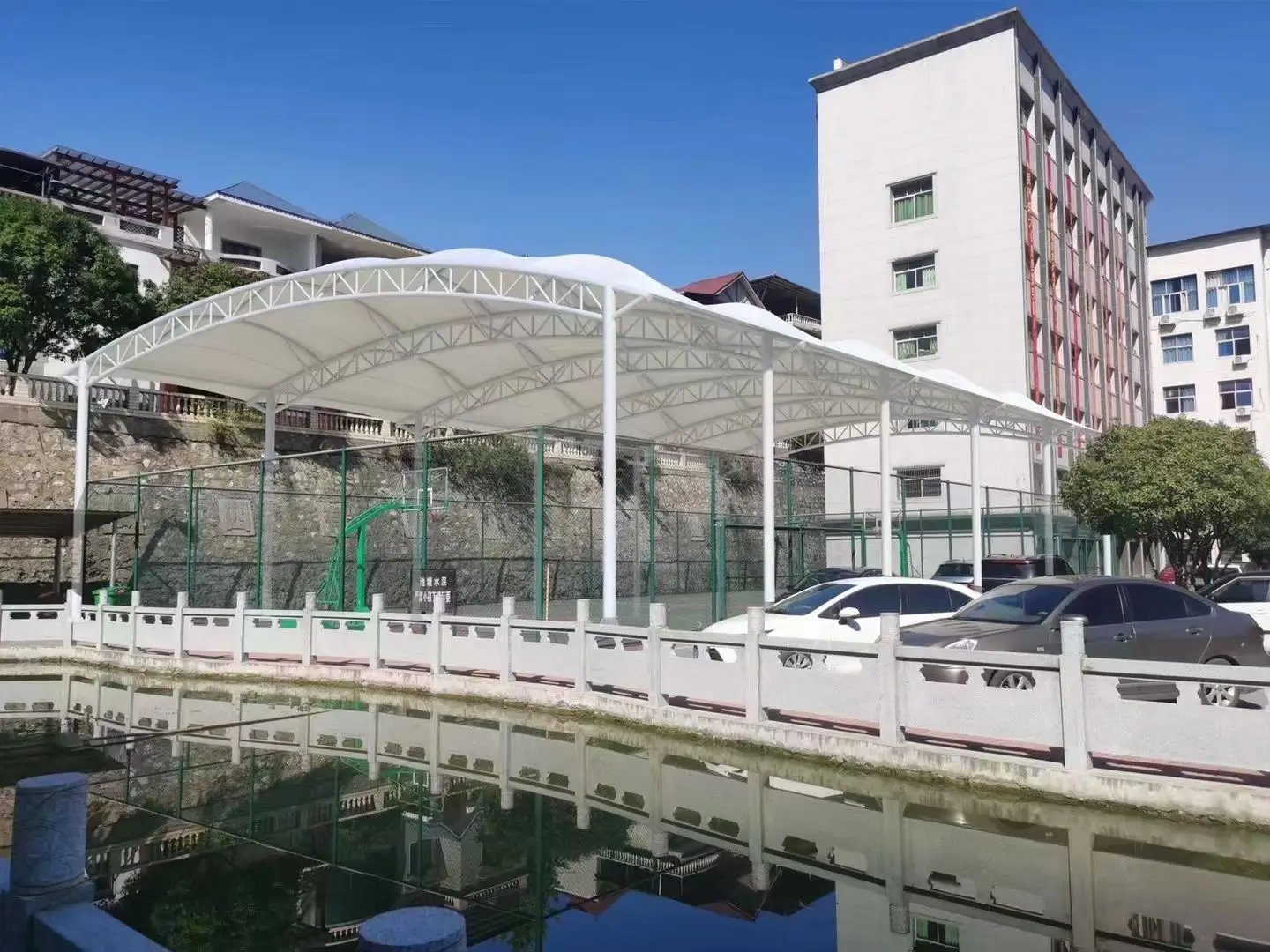 贵州贞丰园区停车棚总在漏水生锈？源头膜结构厂家：按本地气候选材，避开三大坑